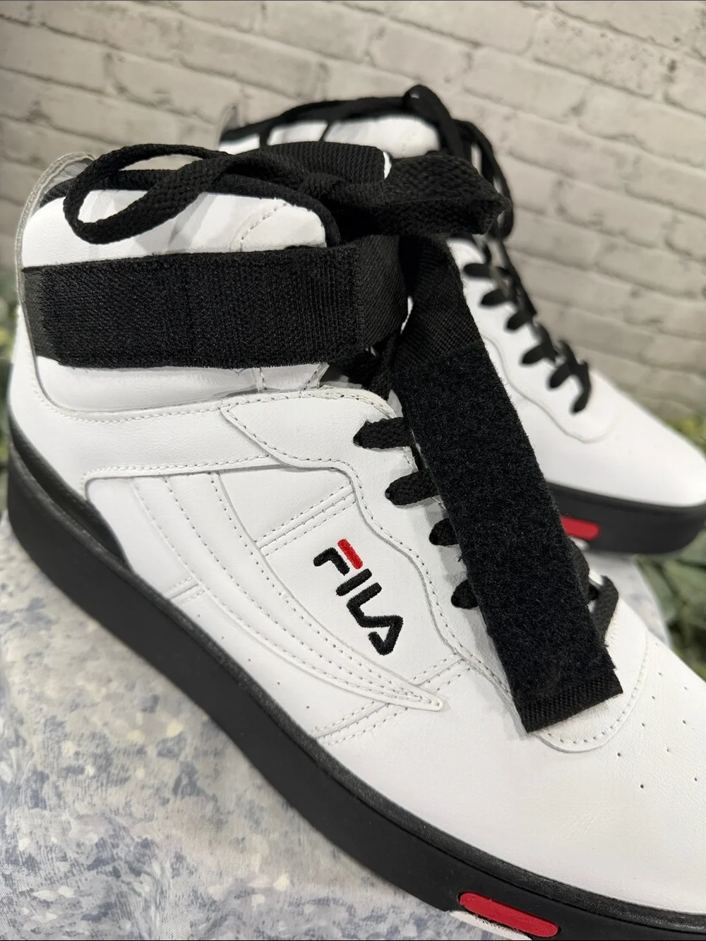 FILA “V-10 Lux” White & Black Synthetic Leather Mid-High Sneakers Mens 11.5M EUC